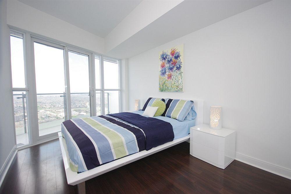Downtown Mississauga Executive Suites Sq1 Esterno foto