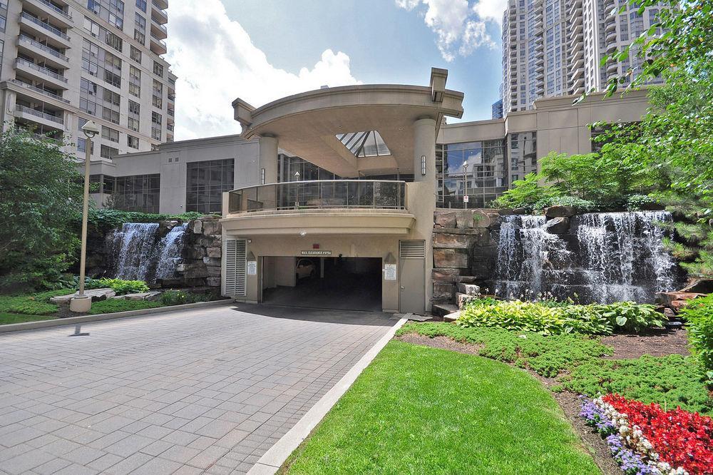 Downtown Mississauga Executive Suites Sq1 Esterno foto