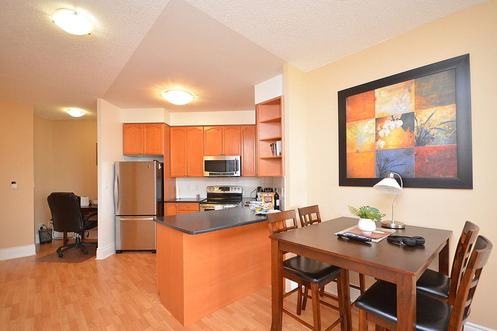 Downtown Mississauga Executive Suites Sq1 Esterno foto