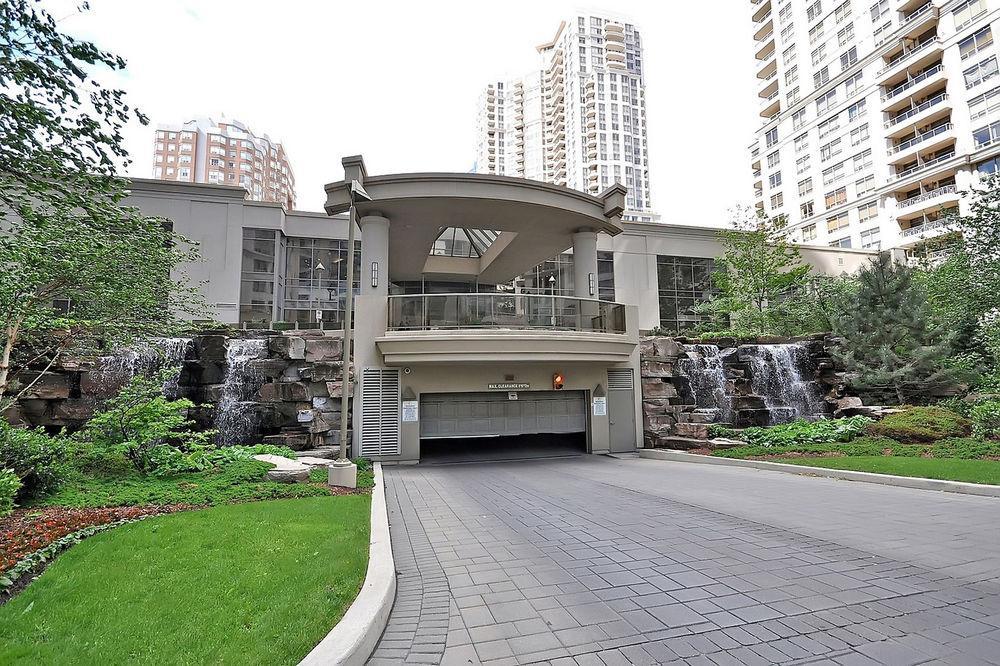 Downtown Mississauga Executive Suites Sq1 Esterno foto